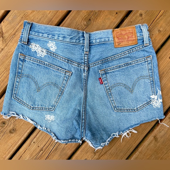 Authentic Levi’s 501 Jean Shorts with Floral Embroidery - Size 26 - Picture 2 of 11